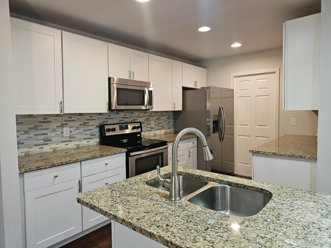 Photo - 324 Stratford Ln