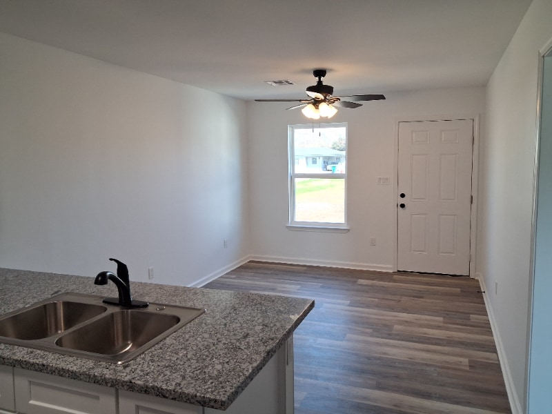 Photo - 2102 Midland Dr