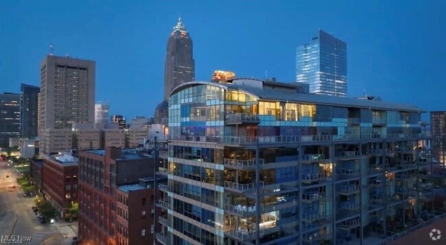 Building Photo - 701 W Lakeside Ave Unit PH6 Rental