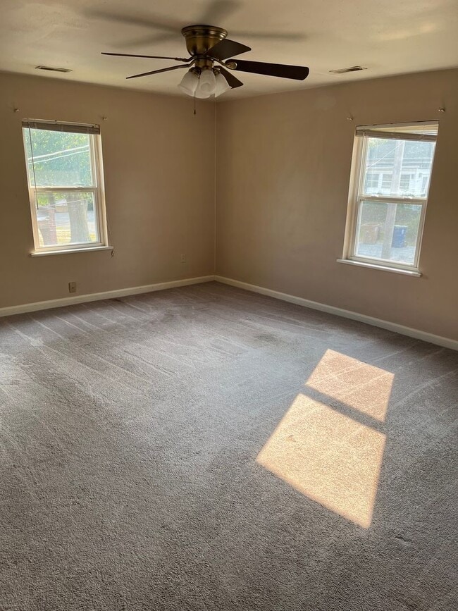 Photo - Spacious one bedroom apartment in Alton