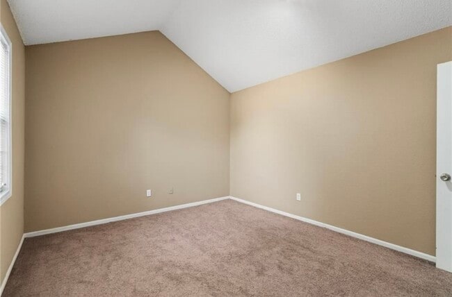 Photo - 122 NE Greystone Dr