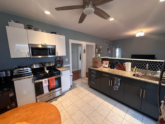 Building Photo - 876 Adams St Unit #3