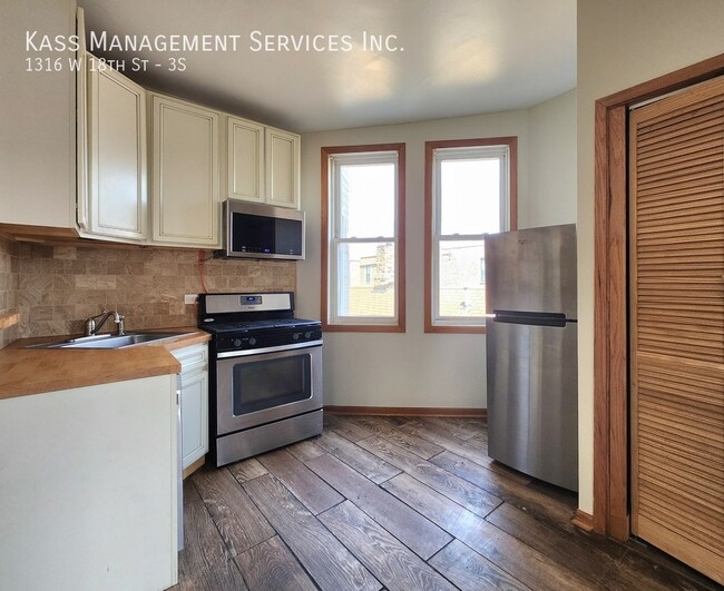 Photo - 1316 W 18th St Apartment Unit 3S