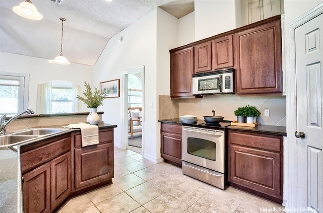 Photo - 1112 Walnut Bend