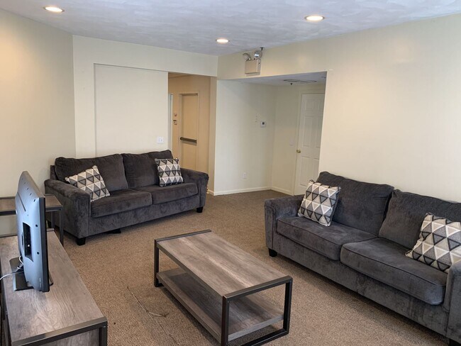 Photo - 382 Brook St