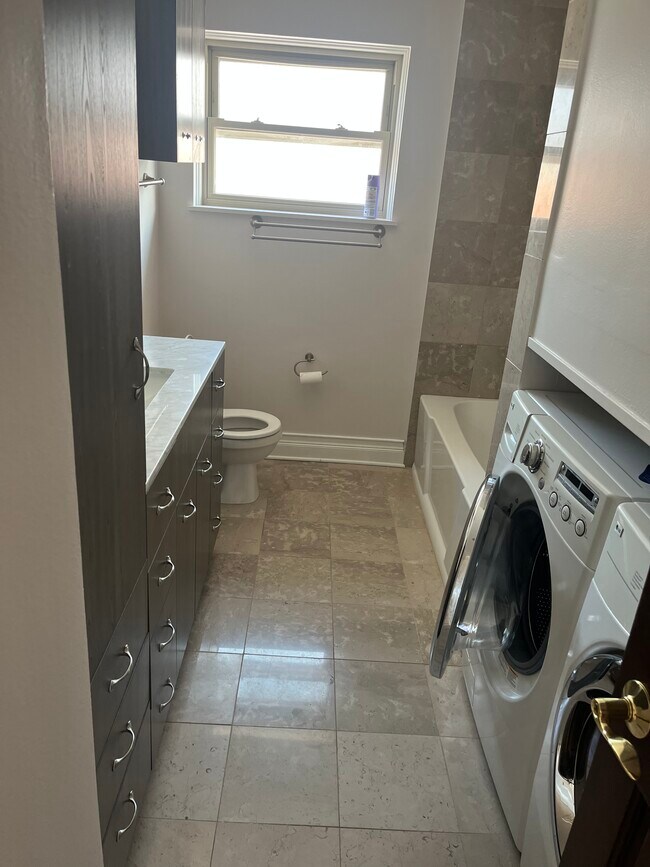 Photo - 8320 W Addison St Unidad #3