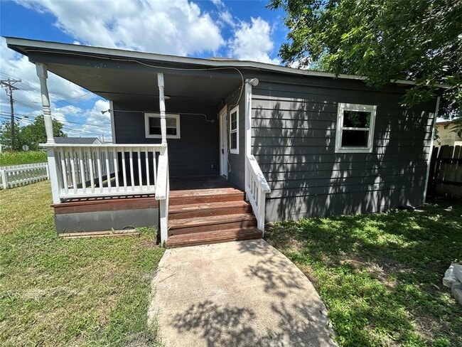 Photo - 400 Symes St