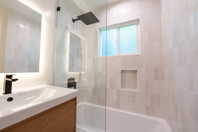 Photo - 1319 Havenhurst Dr Apartamentos