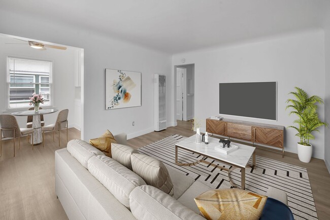 Photo - Newly Renovated Studio on 2nd Street- Belmont Heights Unidad 3207-20