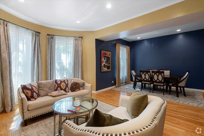 Building Photo - 4404 S Prairie Ave Unit 2N Rental