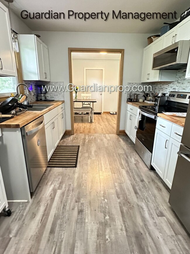 Photo - 3050 Glenden Terrace