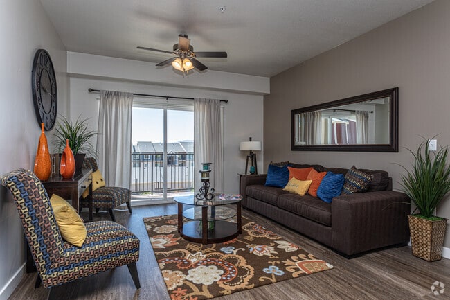 2BR, 2BA - 952 SF