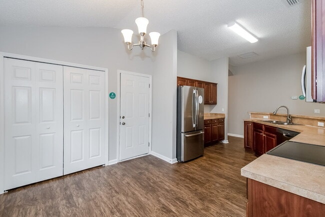 Photo - 1864 Creekview Dr