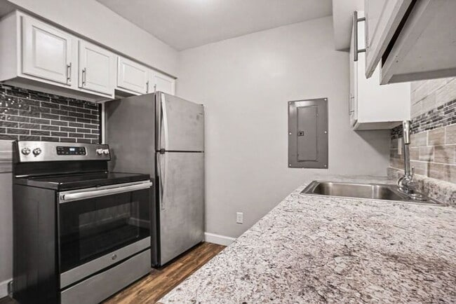 Building Photo - $150 off move-in when using Rently - $1099- 2 Bedroom Townhome off Westnedge