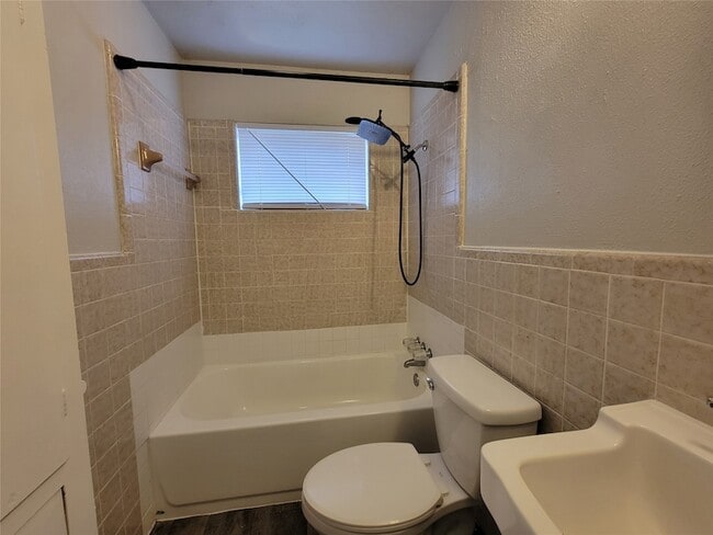 Photo - 1220 Lewis Dr