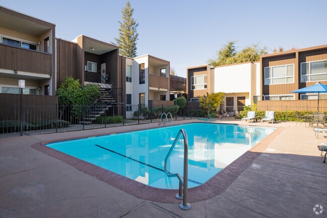 Pool - Walnut Avenue Apartments