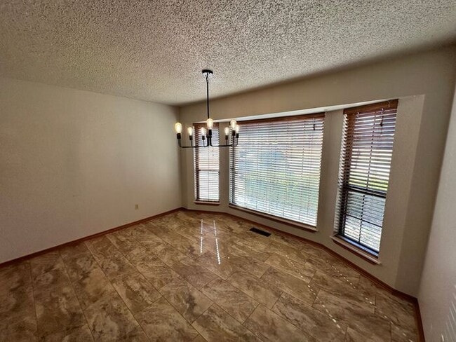 Photo - Spacious 3 Bedroom Home for Rent in Mustang!