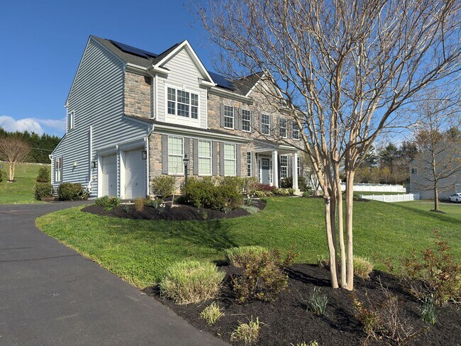 Photo - Spacious 4 Bed 3.5 Bath Home in Round Hill VA For Rent!