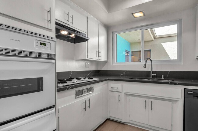 Photo - 1361 Laurel Ave Unit 18