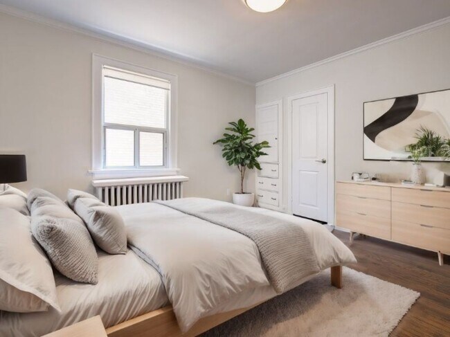 3015 & 3017 Queen St E
