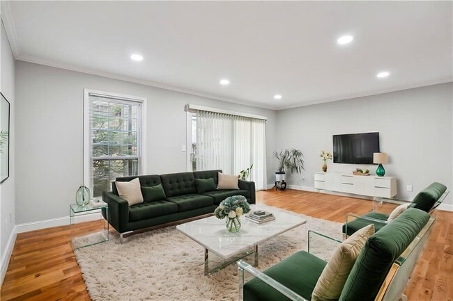 Building Photo - 6851 Roswell Rd Unit F32