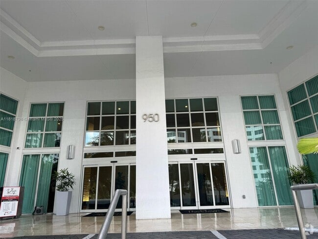 Building Photo - 950 Brickell Bay Dr Unit 2703 Rental