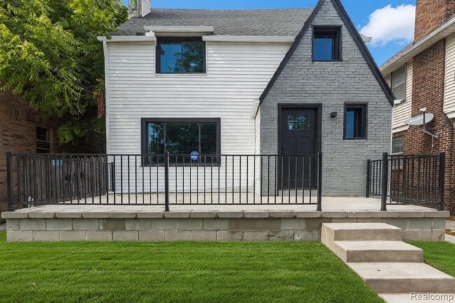 Photo - 2744 Lawrence St