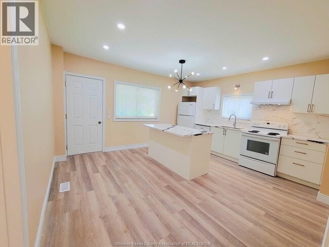 Photo - 680 Caron Ave