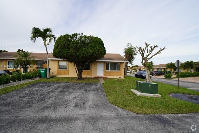 Building Photo - 7182 SW 152nd Ct Rental