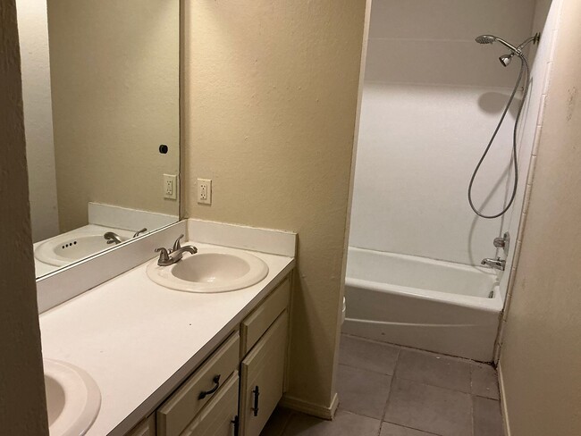 Photo - 2 bed, 1 bath with a 1 car garage duplex for rent in Moore near NW 27th and Shields.  New Paint a...