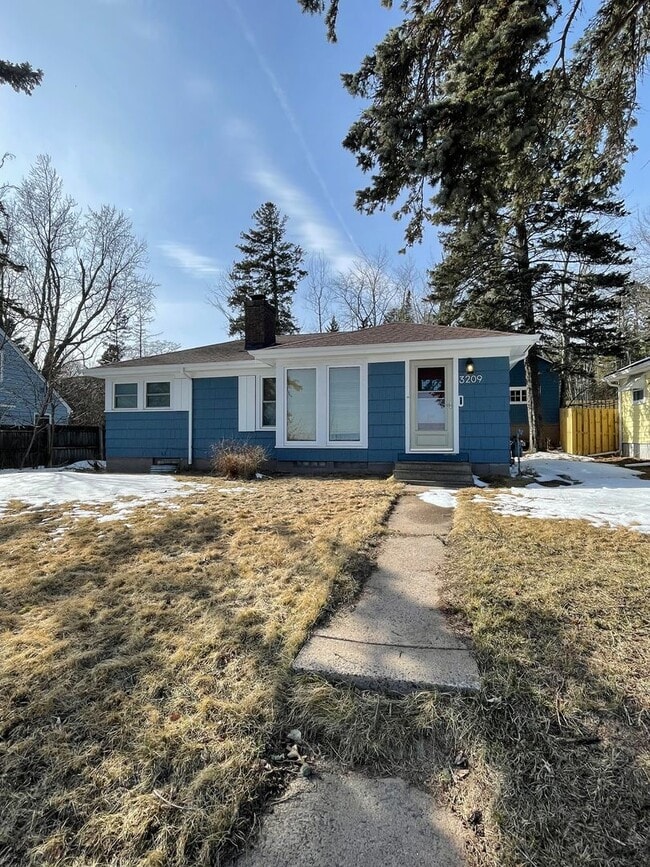 Building Photo - AVAILABLE NOW- 3 bbed 2 bath home!