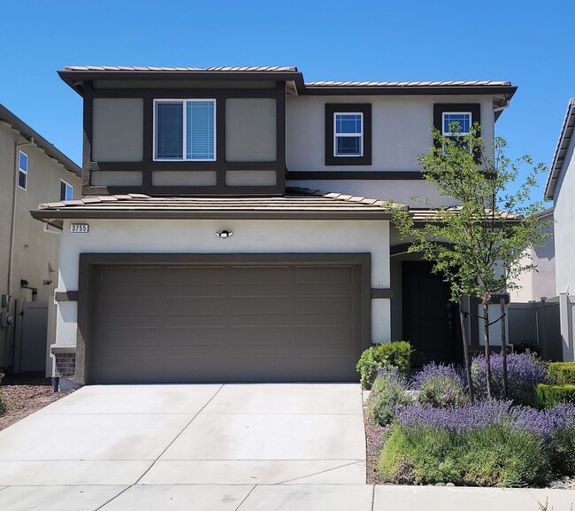 Building Photo - Come home to this Beautiful Newer 3 Bedroom 2.5 bath home