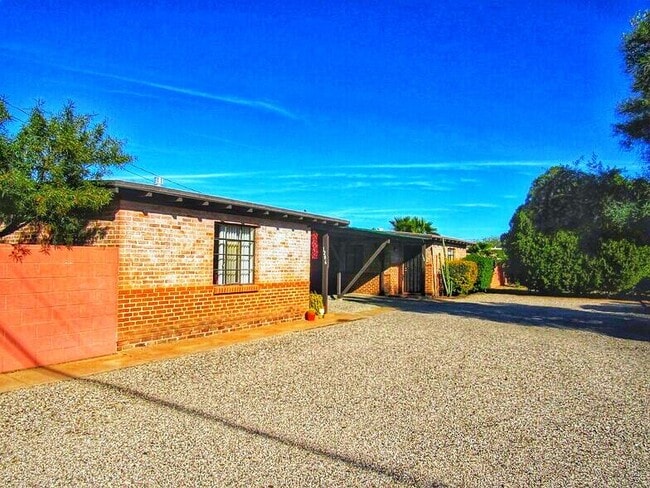 Building Photo - 1202-1208 N Howard Blvd