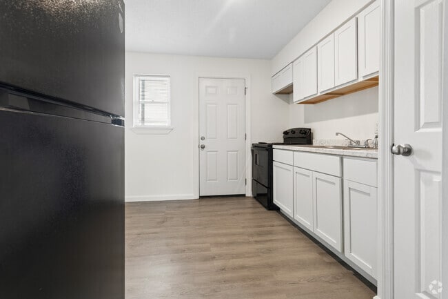 2BR, 1BA - 850SF - Kitchen, Dining Room