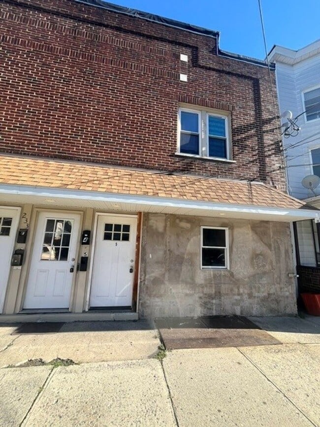 Building Photo - 233 E Ridge St Unit 233 East Ridge Street Apt 5