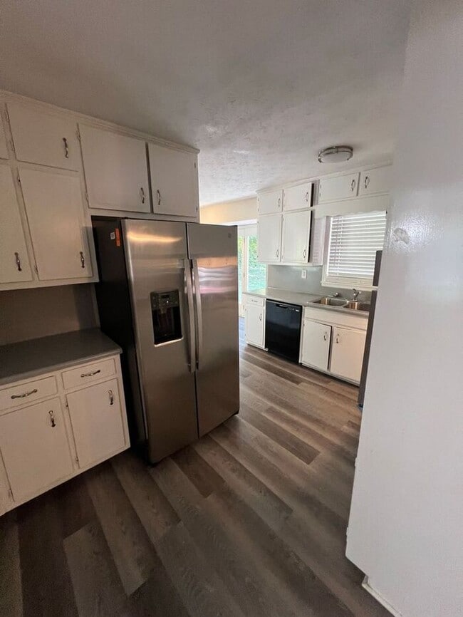 Photo - Beautiful cozy 3 bedroom ranch home!
