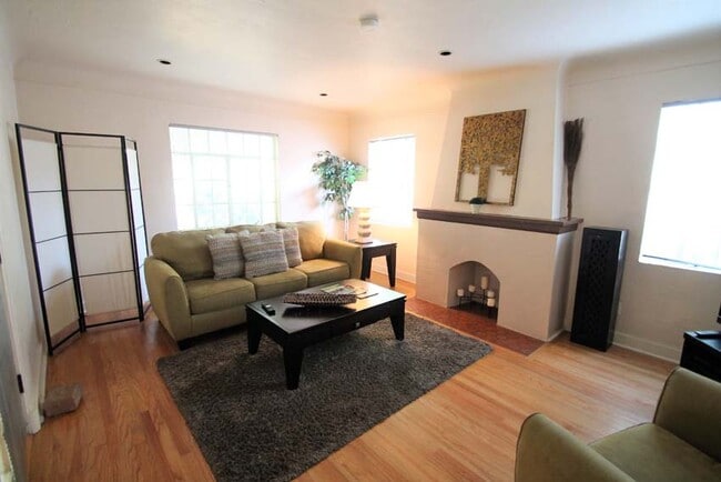 Photo - 500 Amherst Dr NE