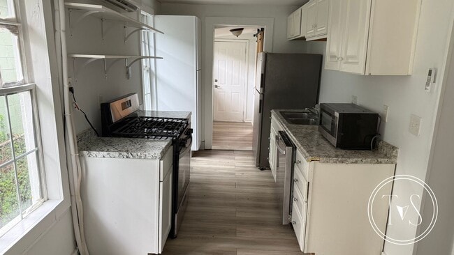 Photo - 627 W 48th St