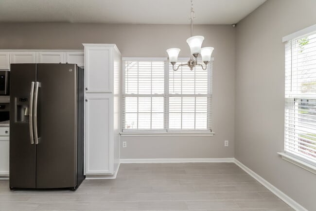 Photo - 110 Peterborough Dr