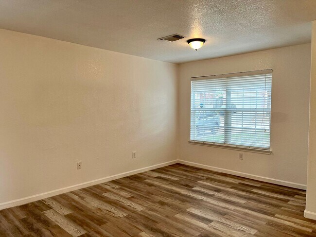 Photo - Large 4 bedroom/2.5 bath conveniently located to Lackland AFB! Move-in Ready!