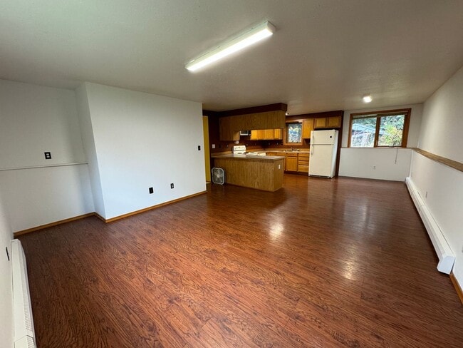 Photo - 3 Bedroom 1 -1/2 Bath Lower Apartment with...