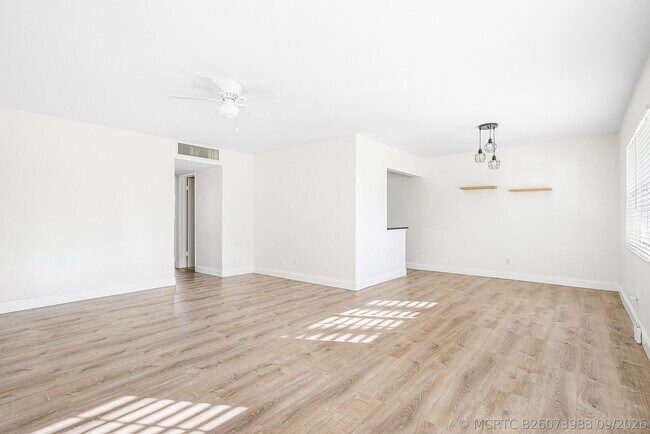 Building Photo - 2455 NE 51st St Unit E102