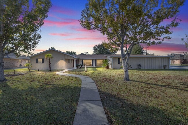 Building Photo - 4900 E St Charles Ave