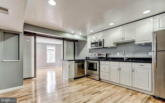 Photo - 1049 S Charles St