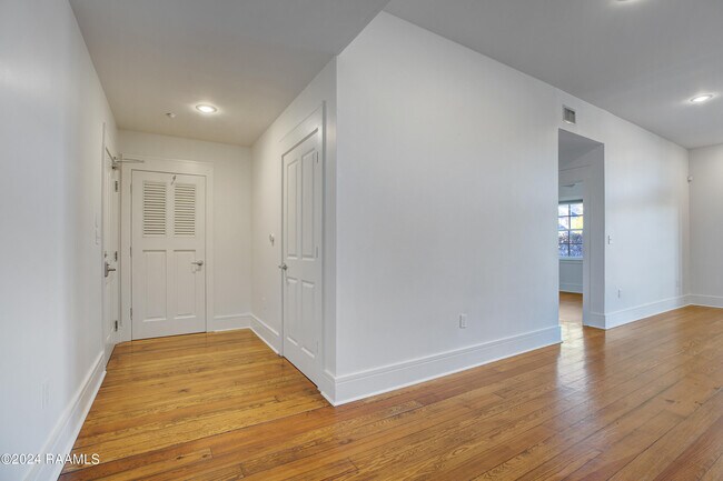 Photo - 1121 Camellia Blvd Unit 104