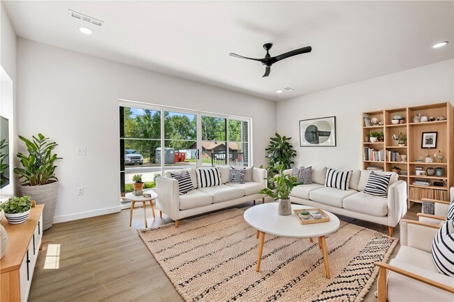 Photo - 949 SE 10th St