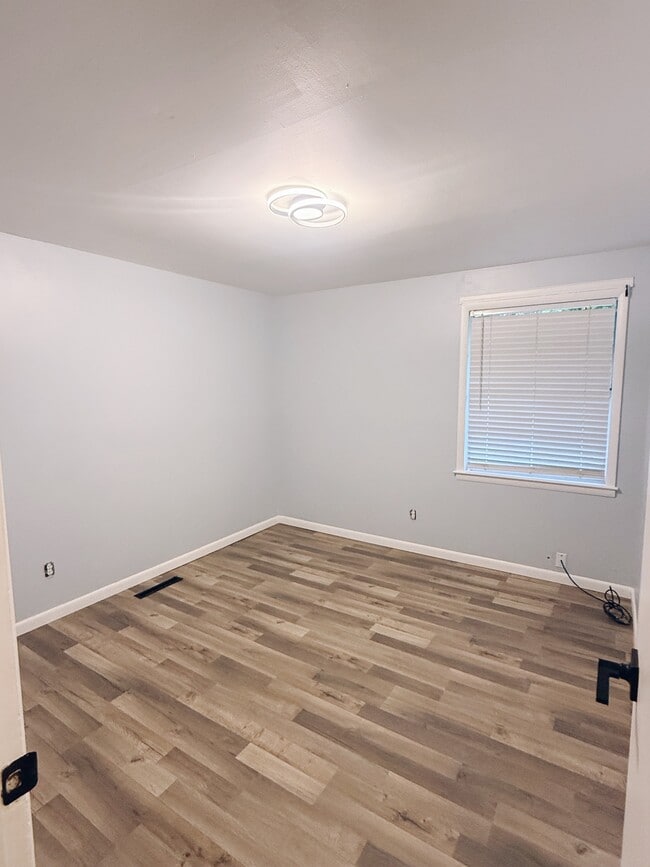 Photo - 1688 Clyde Pl