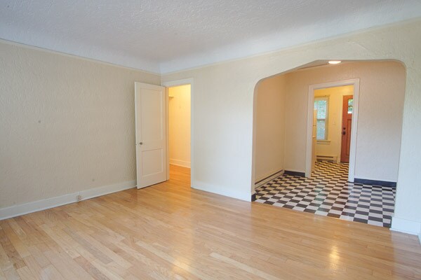 Photo - Rare Availability! 1-Bedroom w/ Bonus Room Ready Early August! Unidad 09