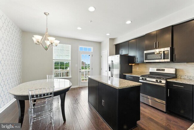 Photo - 1111 Trenton Pl SE