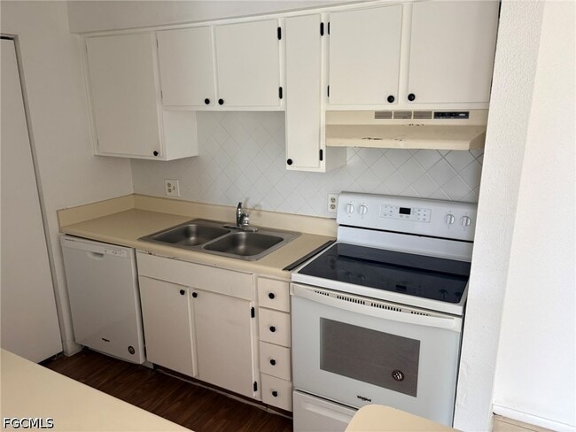 Building Photo - 2855 Winkler Ave Unit 120